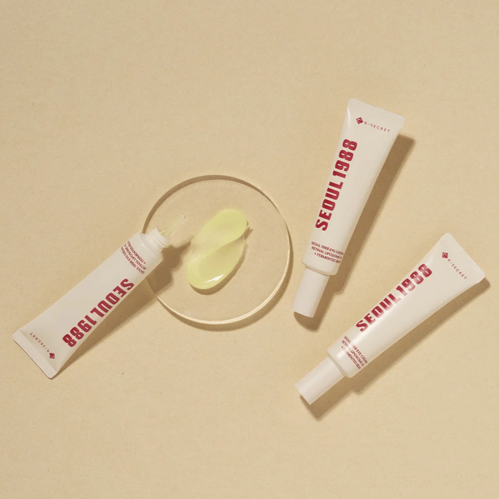 SEOUL 1988 Eye Cream - Retinal Liposome 4% + Fermented Bean

Denne øjencreme er beriget med 4% Retinal Liposome og Fermenterede bønner, hvilket giver intensiv næring og hjælper med at reducere fine linjer og mørke rande under øjnene.

🌟 Fordele:
✔ Retinal Liposome 4% – Styrker hudens elasticitet og reducerer rynker
✔ Fermenterede bønner – Næringsrig formel for øget fasthed
✔ Blød og letabsorberet – Passer også til følsom hud

Perfekt til at fugte og friske øjenområdet op! 👁✨