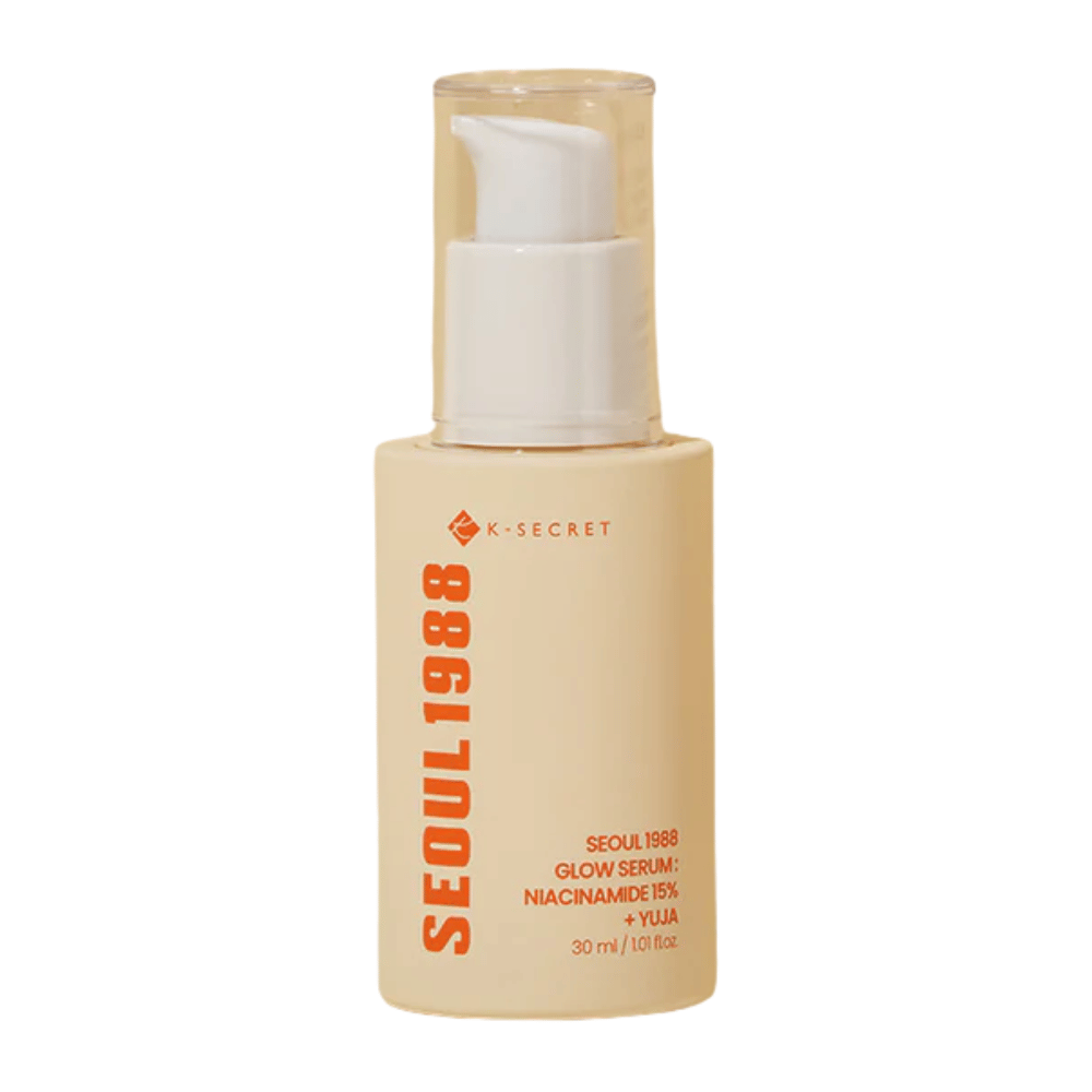 Flaske med K-SECRET Seoul 1988 Glow Serum Niacinamid 15% + Yuja, 30 ml, med pumpe og minimalistisk beige design.