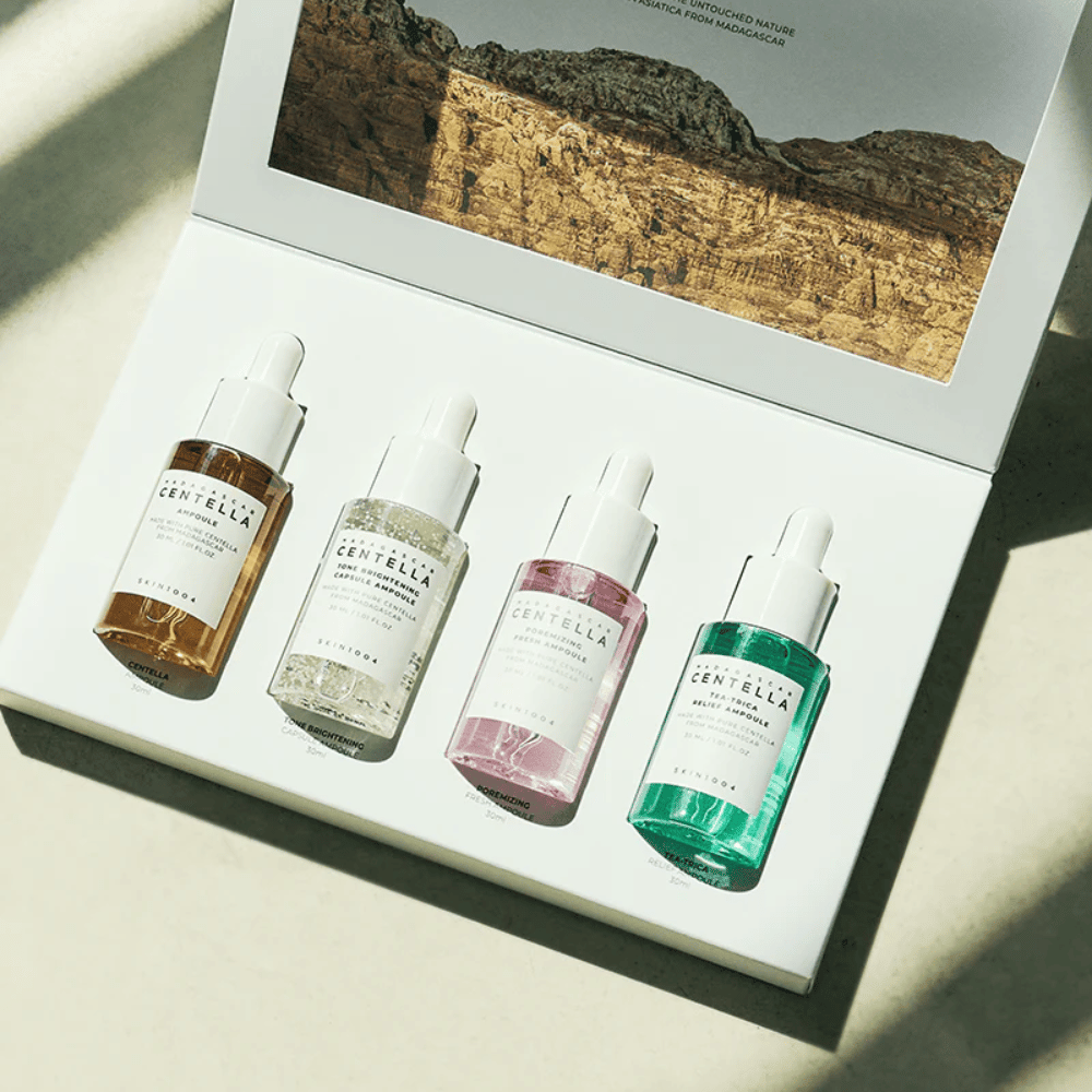 En kasse, der indeholder Madagascar Centella Ampoule Kit fra SKIN1004, som indeholder tre forskellige typer hudplejeprodukter til fugtning og fugtning.