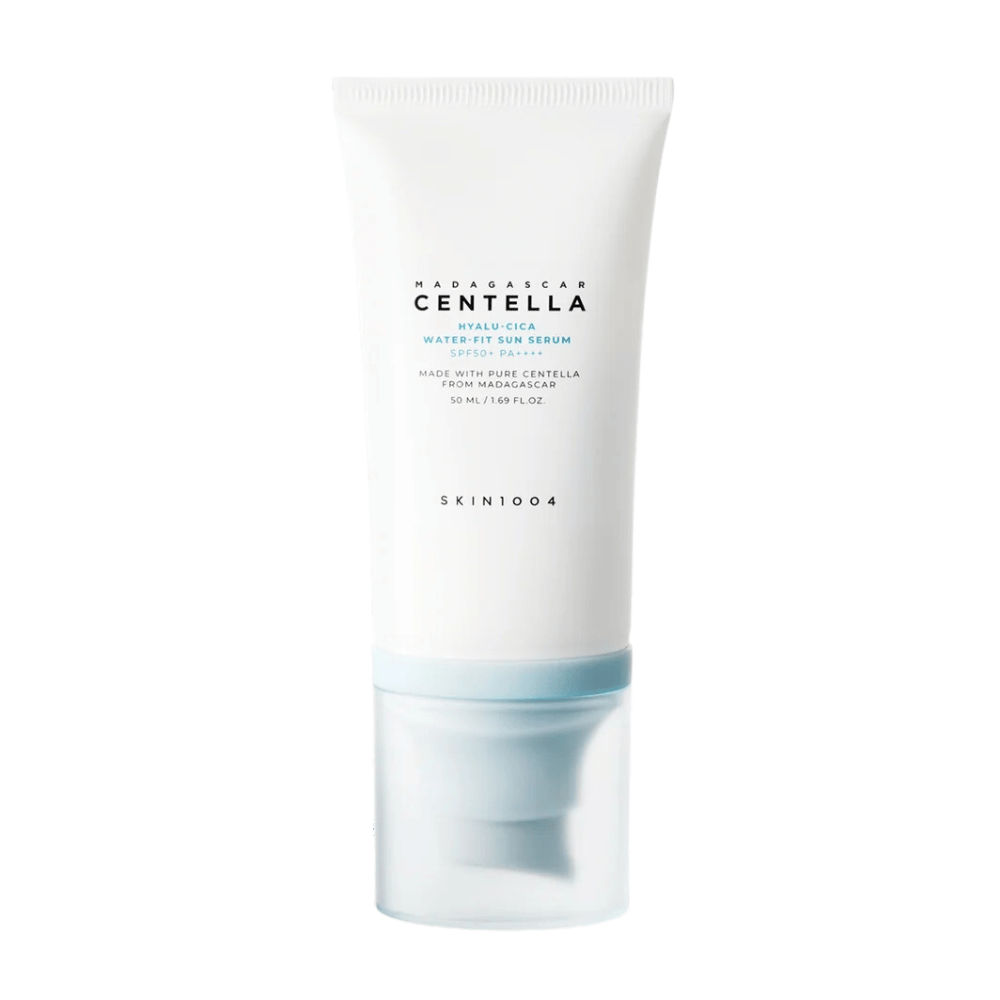 Madagascar Centella Hyalu-Cica Water-Fit Sun Serum 50ml fra SKIN1004 beskytter mod UV-stråler samtidig med at det øger fugten med Madagascar Centella.