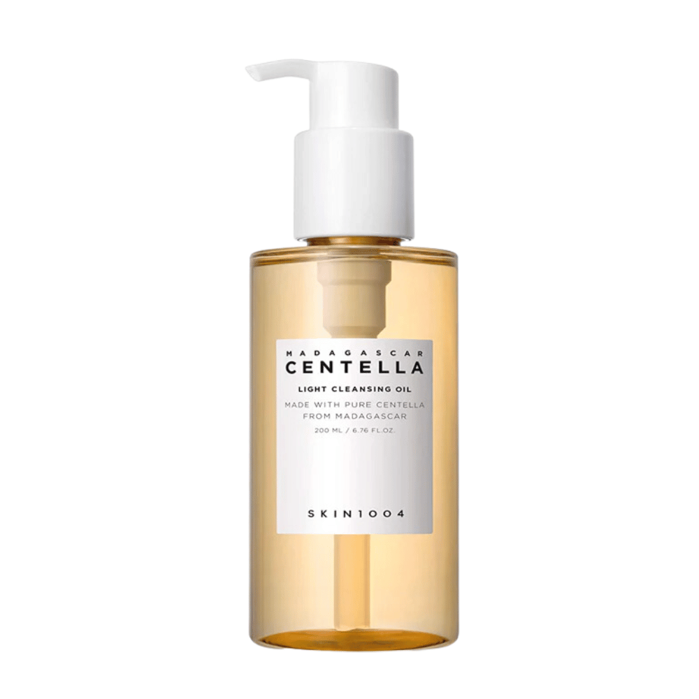 En flaske Madagascar Centella Light Cleansing Oil 200ml fra SKIN1004 på hvid baggrund, til rengøring og hudpleje.