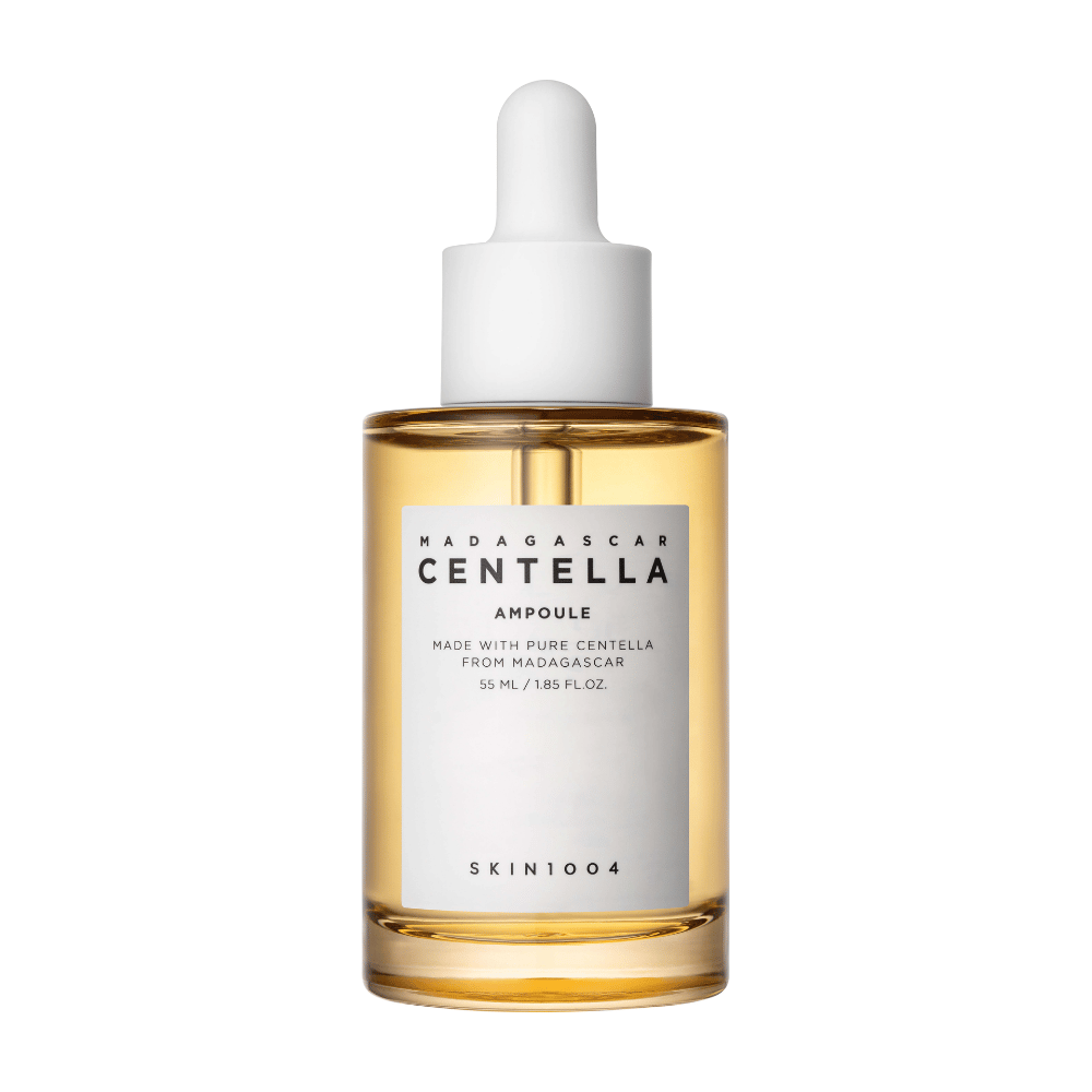 En glasflaske med dråbekork fra SKIN1004, Madagascar Centella Ampoule, med information om centella fra Madagaskar, mod en hvid baggrund.
