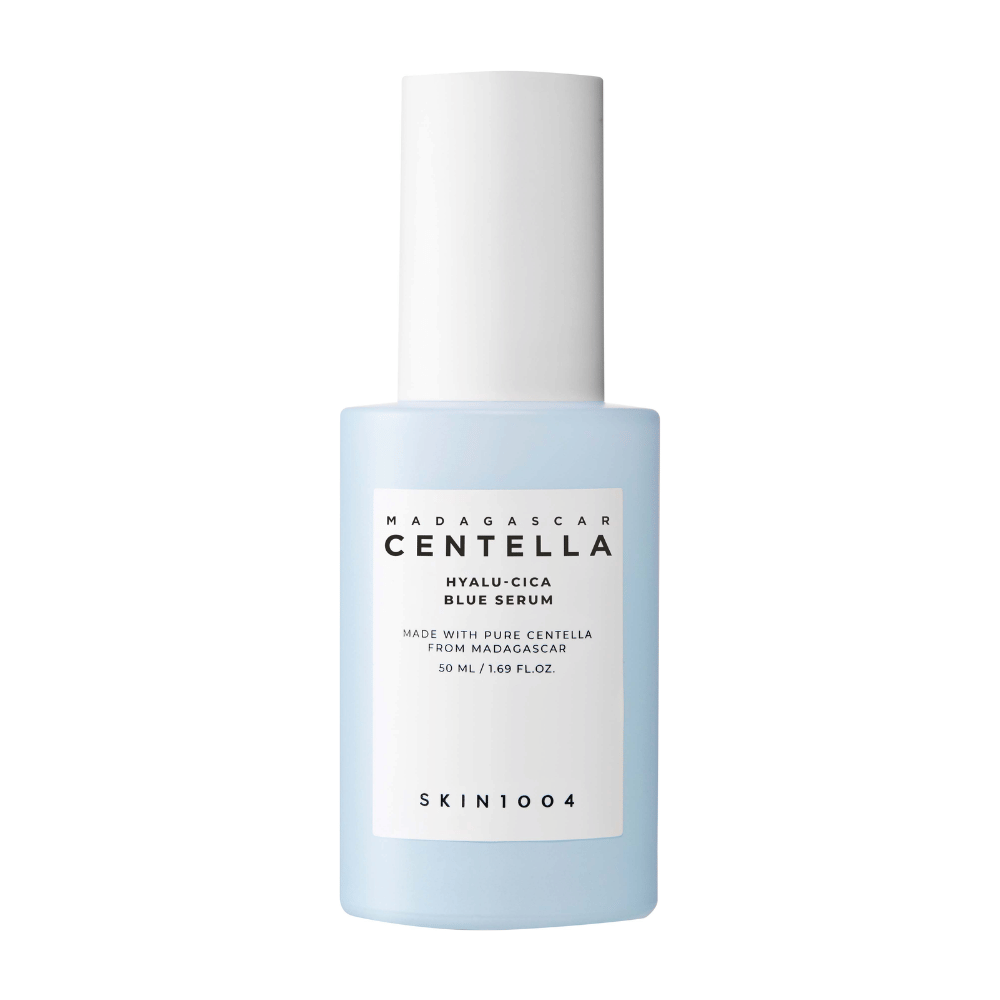 En flaske SKIN1004 Madagascar Centella Hyalu-Cica Blue Serum med en lyseblå etiket og hvid kork på en ren baggrund.