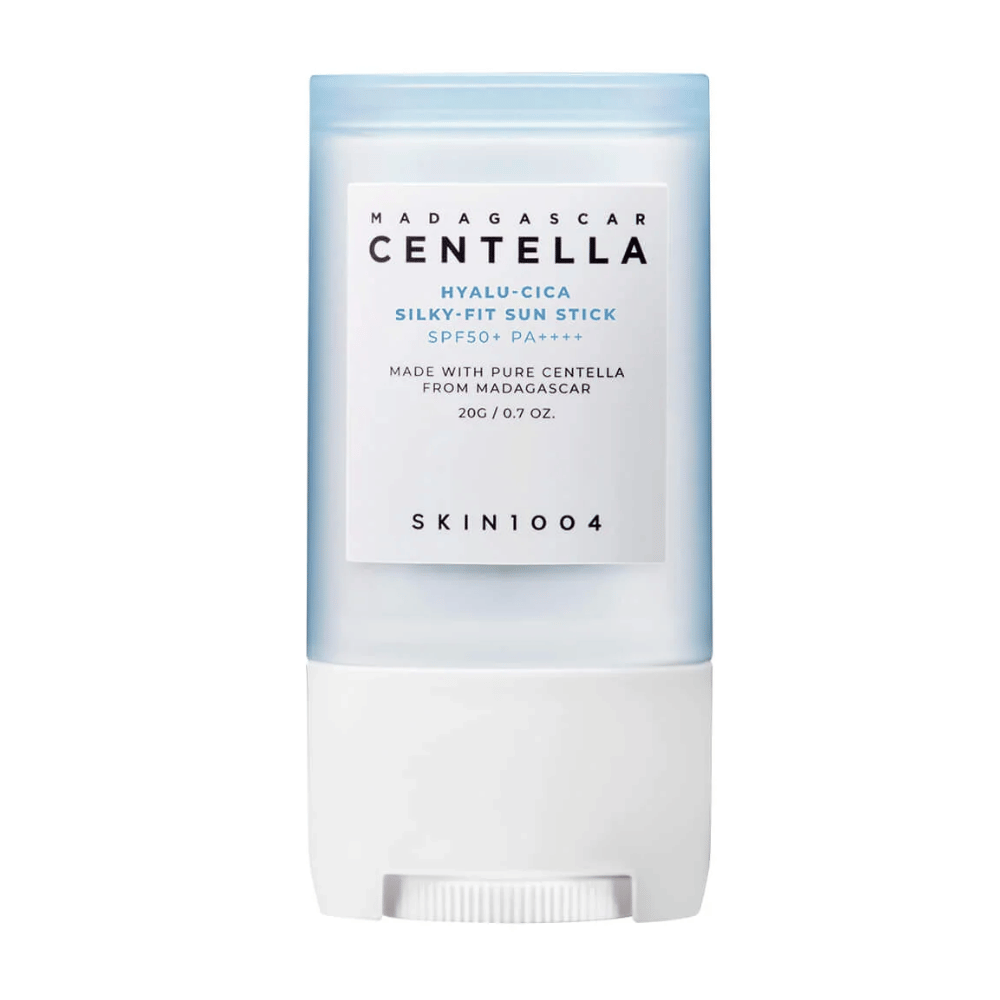 Lukket solbeskyttelsesstift fra SKIN1004, SPF50+, med centella fra Madagaskar, mod hvid baggrund.