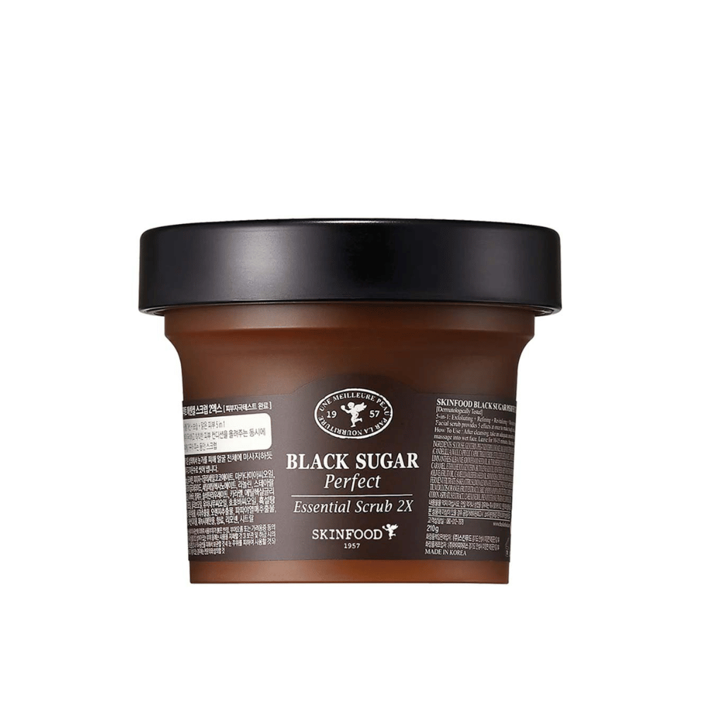 En krukke SKINFOOD Black Sugar Perfect Essential Scrub 2X 210g på hvid baggrund.
