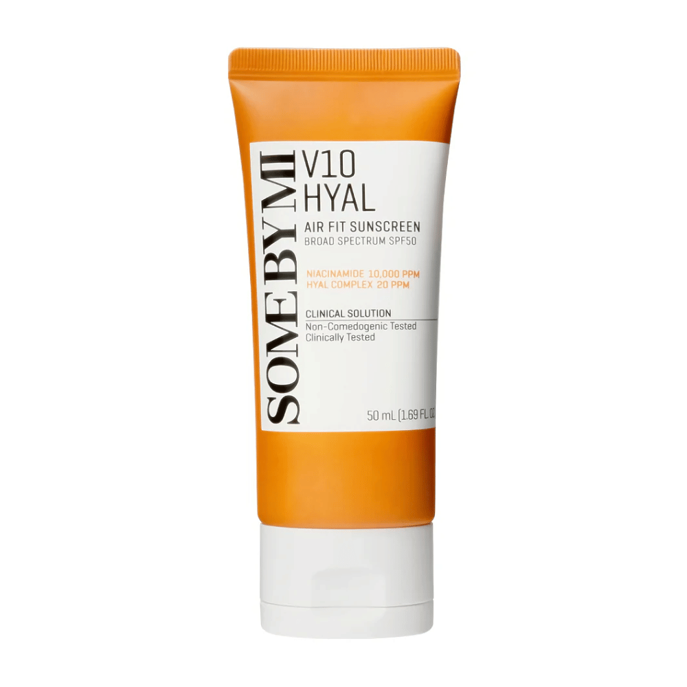 SOME BY MI V10 Hyal Air Fit Sunscreen SPF50 giver bredspektret UV-beskyttelse. Indeholder 10,000 PPM niacinamid og 20 PPM hyaluronsyrekompleks, som fugter og lysner huden. Klinisk testet og ikke-komedogen, hvilket gør den ideel til daglig brug.
