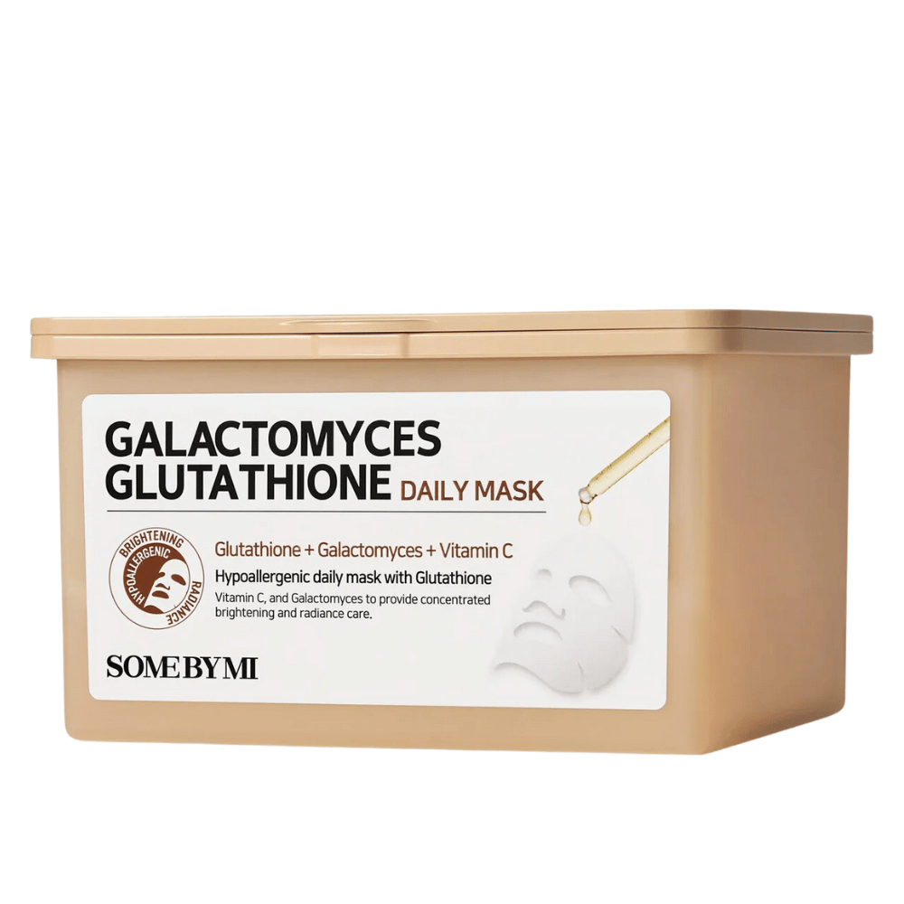 Galactomyces Glutathione Daily Mask fra Some By Mi er en hypoallergen ansigtsmaske, der kombinerer glutation, galactomyces og vitamin C. Den giver en koncentreret behandling for at lysne op og give huden strålende glød, samtidig med at den plejer huden.