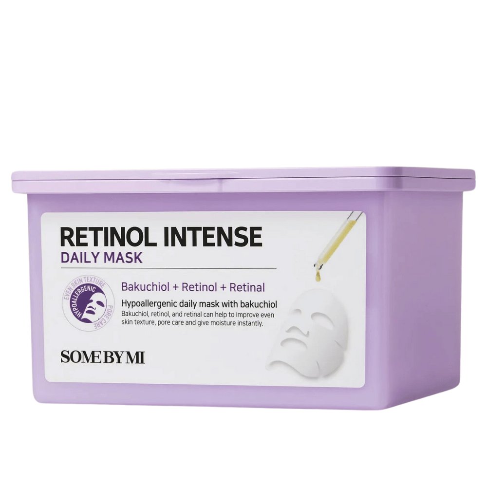 Dette billede viser Some By Mi
"Retinol Intense Daily Mask." Denne daglige ansigtsmaske indeholder bakuchiol, retinol og retinal, som hjælper med at forbedre hudens struktur, minimere porer og tilføre fugt. Produktet er hypoallergen og designet til daglig brug.