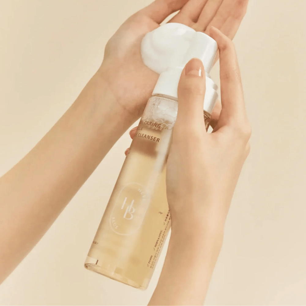 Heveblue Salmon Caring Centella Bubble Cleanser bruges i hånden – mild koreansk bubble cleanser som skaber et luftigt skum og hjælper med at rense huden uden at udtørre.