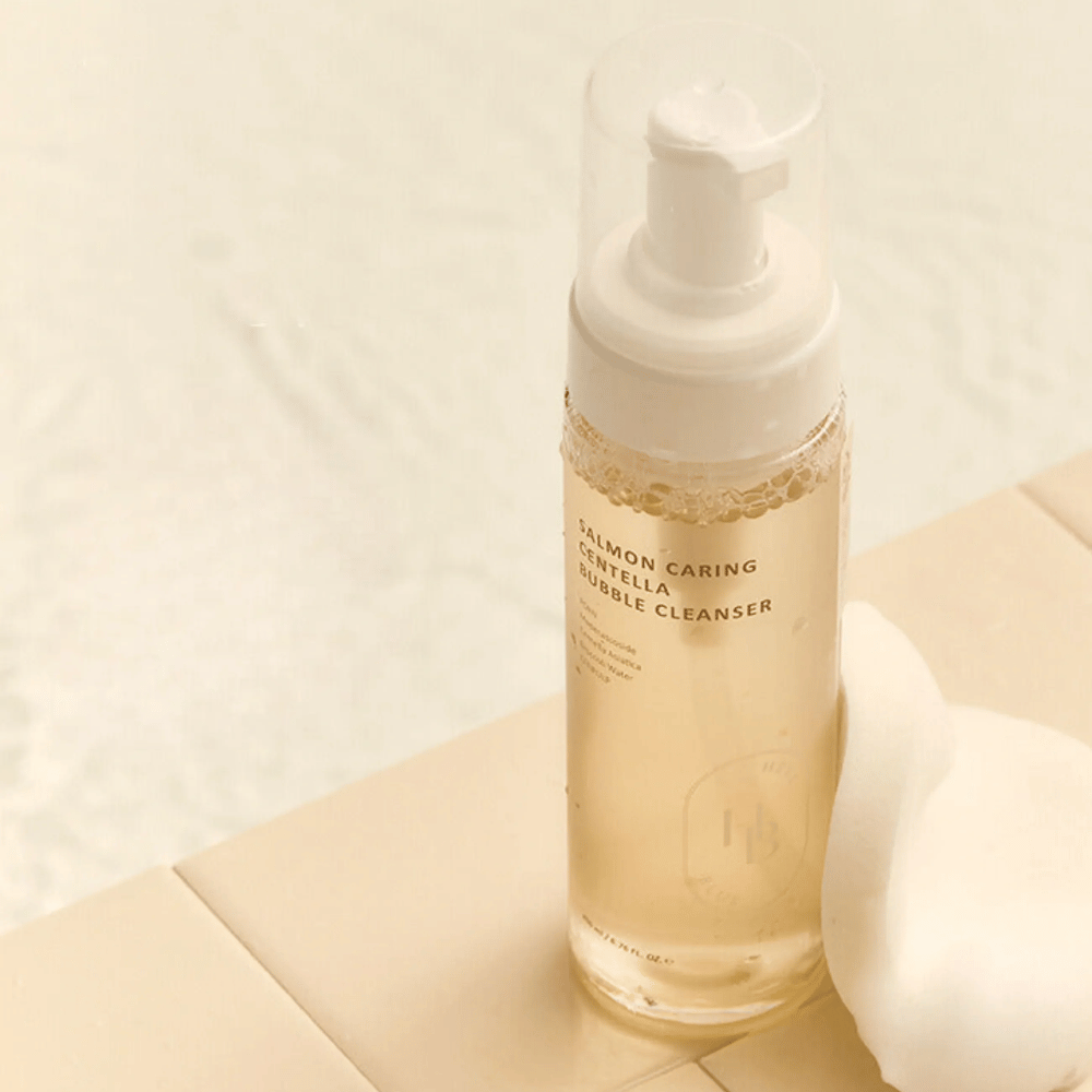 Heveblue Salmon Caring Centella Bubble Cleanser – koreansk ansigtsrens med Centella Asiatica og PDRN fra laks som hjælper med at rense huden skånsomt og give et blødt rensende skum.