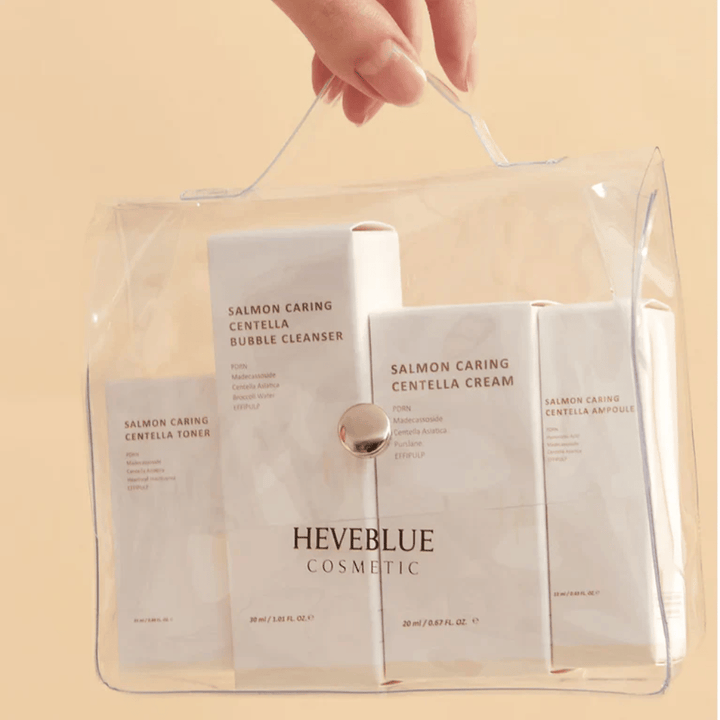Heveblue Salmon Caring Centella Special Travel Kit necessær – komplet koreansk hudplejesæt med toner, cleanser, cream og ampoule i transparent rejsetaske.