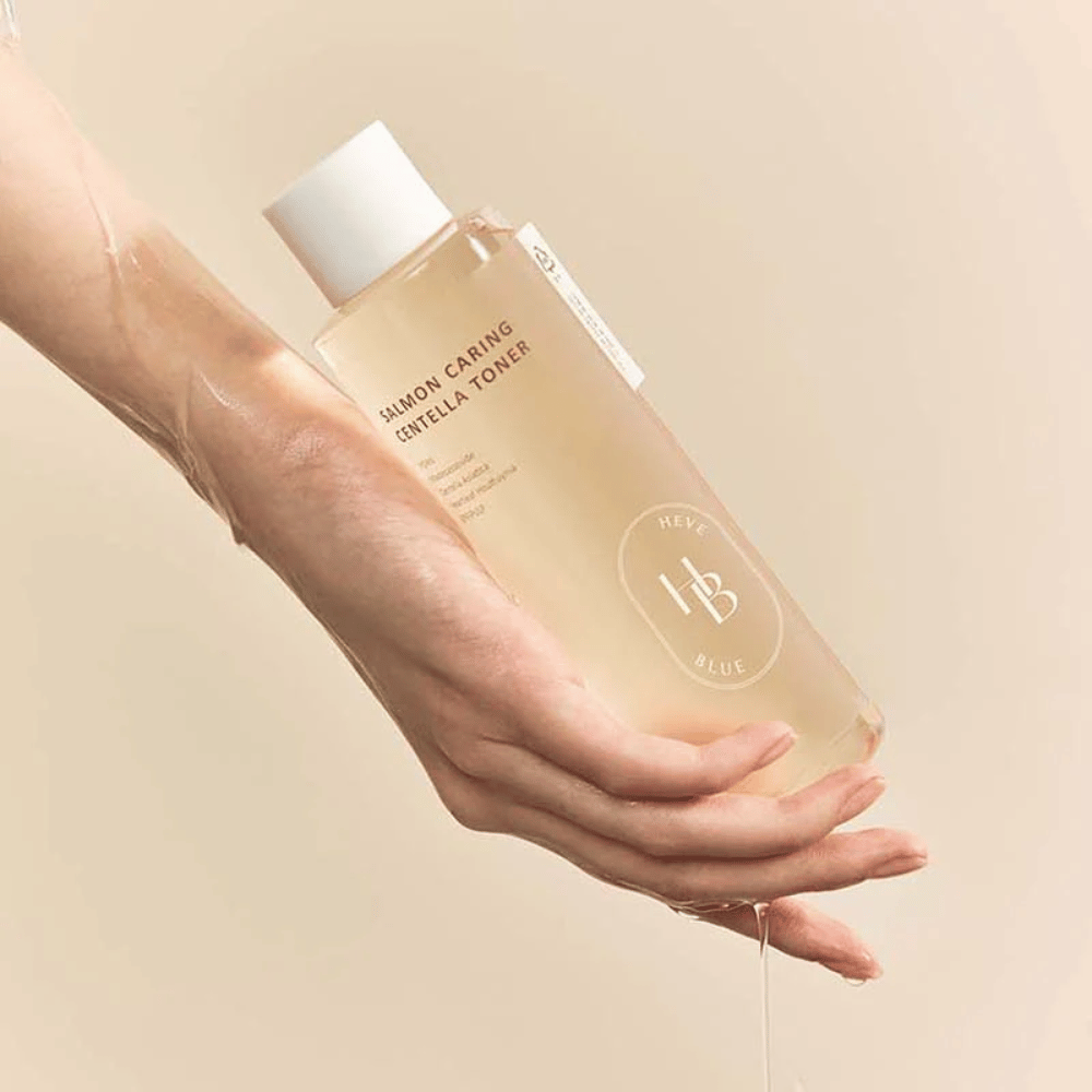 Anvendelse af Salmon Caring Centella Toner – fugtgivende koreansk ansigtstoner med centella asiatica som balancerer huden, giver glød og forbedrer hudens elasticitet.