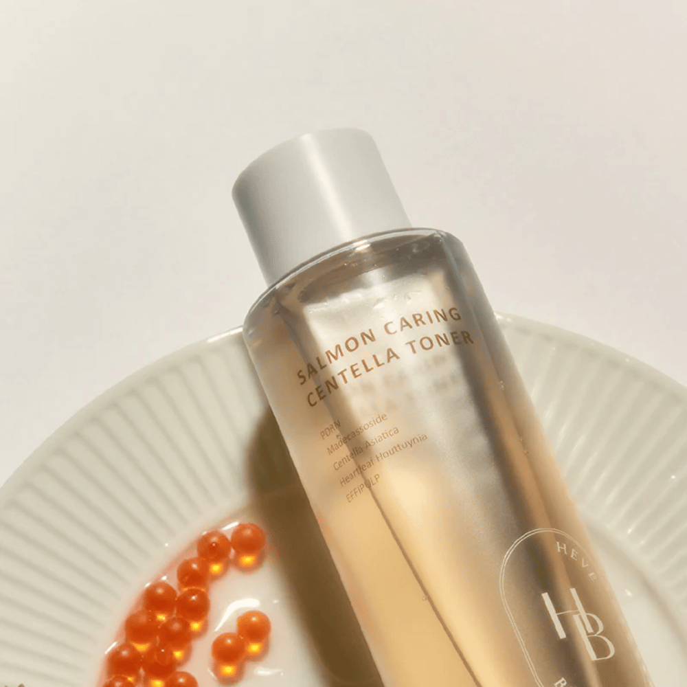 Salmon Caring Centella Toner fra Heveblue med lakse-inspireret ingrediensmiljø – koreansk toner med PDRN og centella som beroliger huden, styrker hudbarrieren og giver intensiv fugt.
