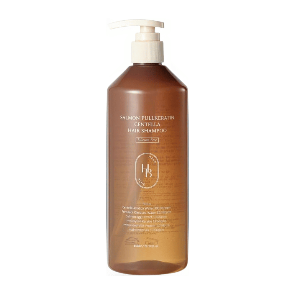 Heveblue Salmon Pullkeratin Centella Hair Shampoo i transparent brun pumpeflaske mod lys baggrund. Shampoo med centella, lakseekstrakt og keratin, som hjælper med at rense og pleje håret.