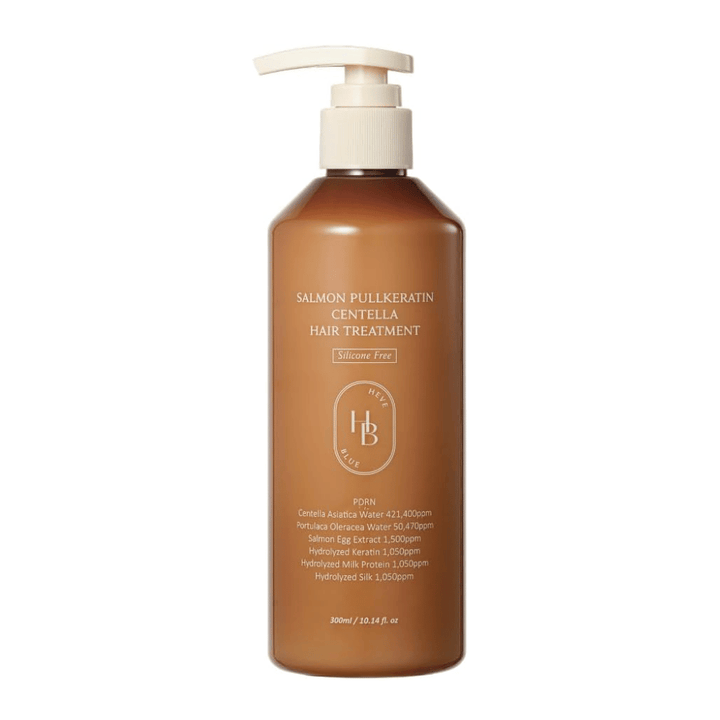 Heveblue Salmon Pullkeratin Centella Hair Treatment i brun pumpeflaske mod lys baggrund. Hårbehandling med centella, lakseekstrakt, keratin, silkeprotein og mælkeprotein til pleje og fugtning af håret.