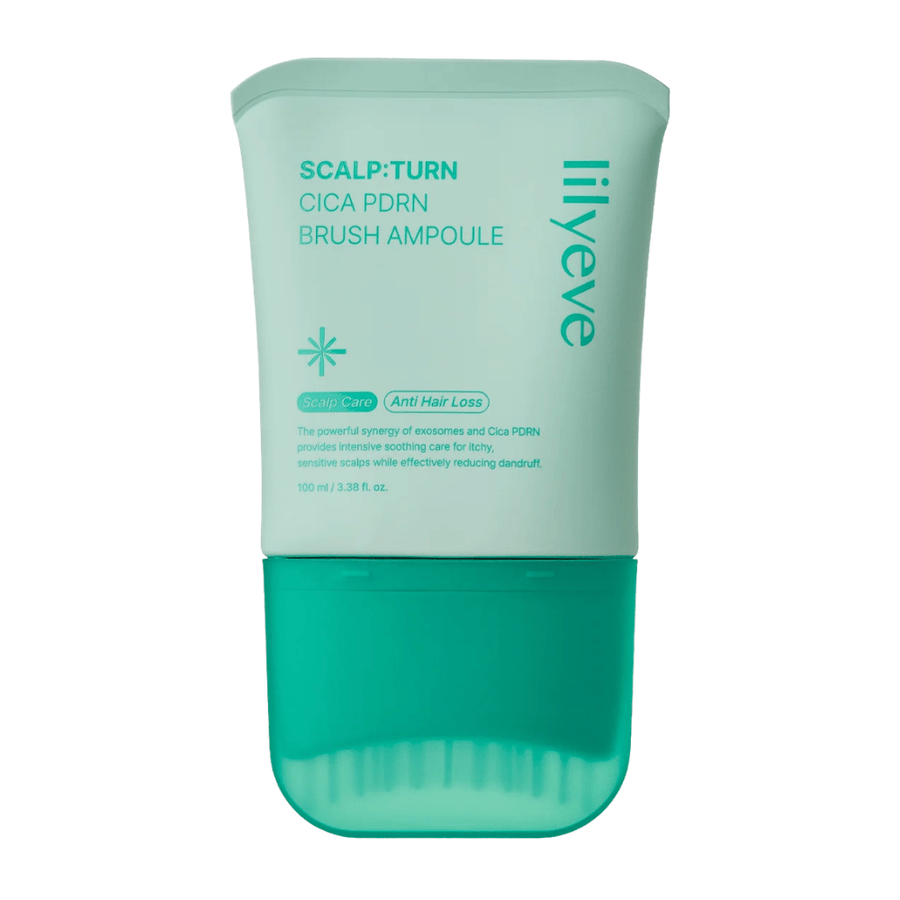 Frilagd produktbild av LILYEVE Scalp:Turn Cica PDRN Brush Ampoule mot vit bakgrund. Designen visar den turkosa förpackningen med inbyggd borstapplikator för enkel applicering direkt i hårbotten.