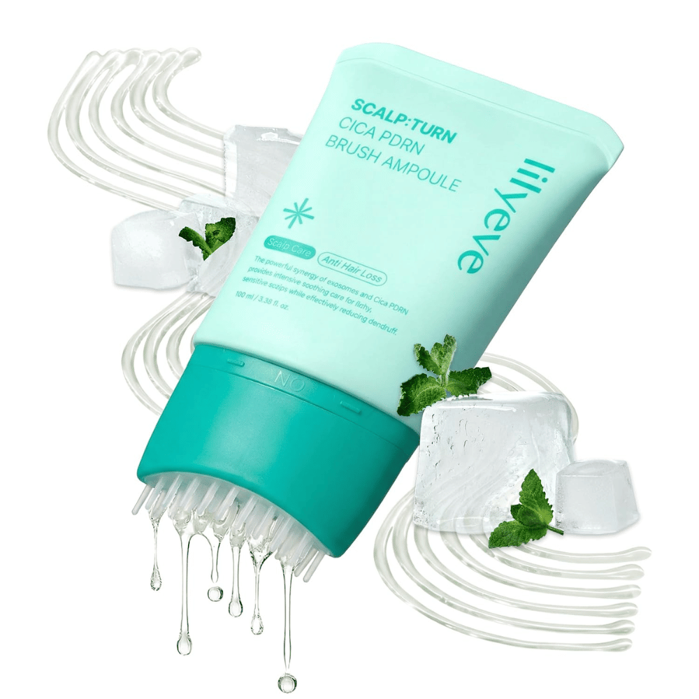 Nærbillede af LILYEVE Scalp:Turn Cica PDRN Brush Ampoule sammen med isterninger, mynte og serumdråber. Billedet formidler en kølende og opfriskende følelse, samtidig med at det fremhæver den unikke børsteapplikator.