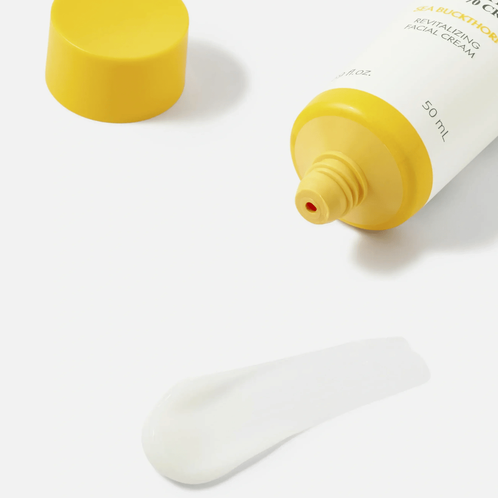 1. Purito SEOUL Sea Buckthorn Vital 70 Cream – nærbillede af ansigtscremens lette hvide konsistens ved siden af åben tube med gul hætte
