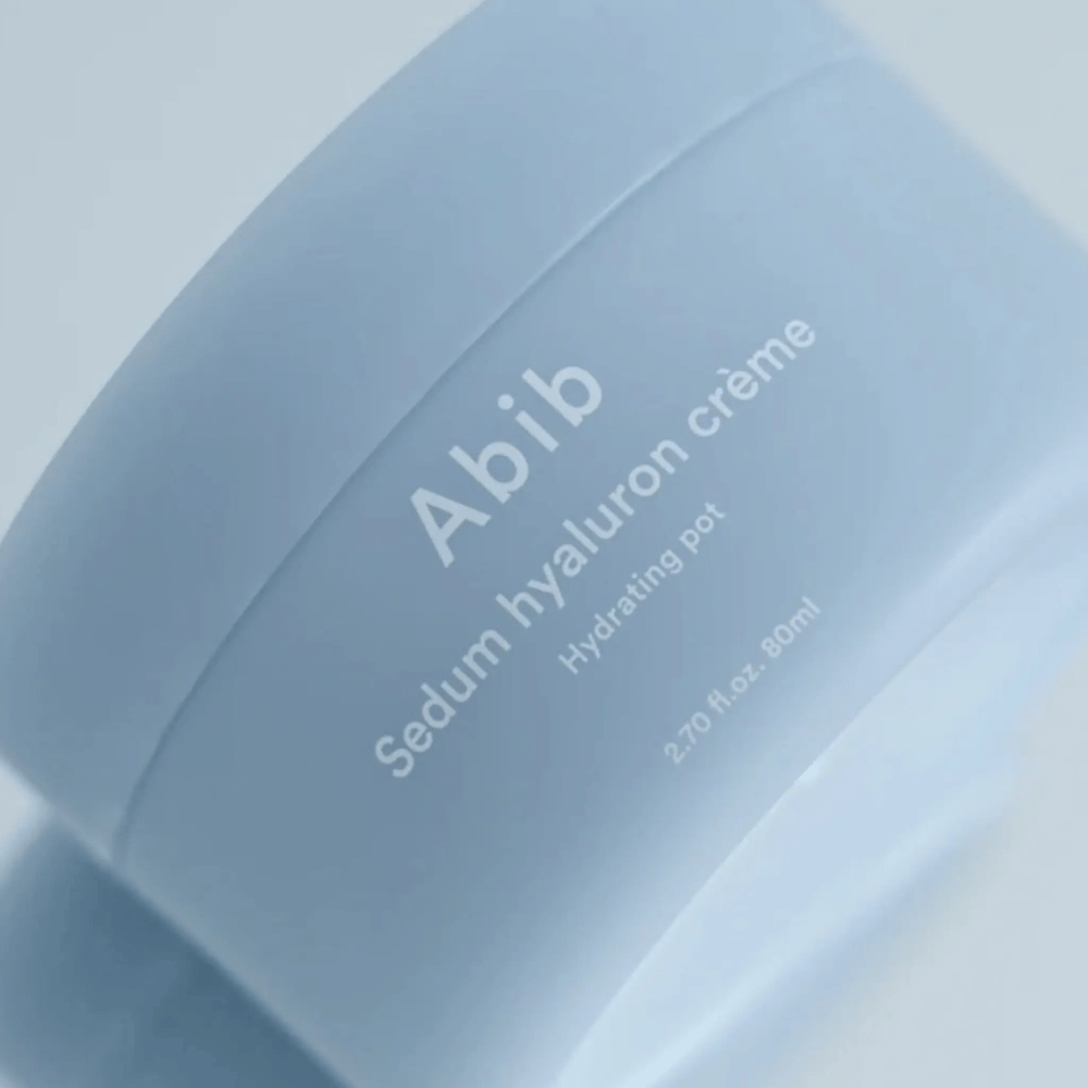 Nærbillede af Abib Sedum Hyaluron Crème Hydrating Pot 80 ml i en lyseblå krukke med minimalistisk design mod neutral baggrund.