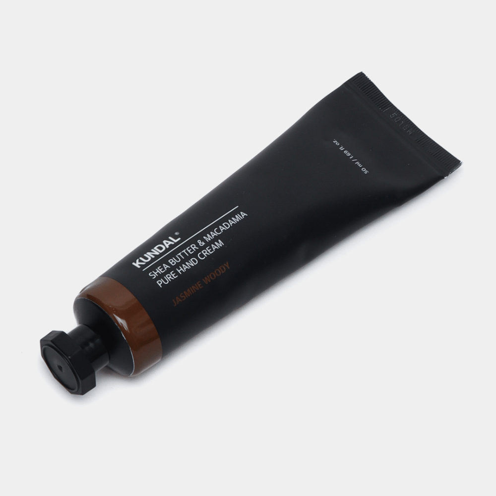 KUNDAL Shea Butter & Macadamia Pure Hand Cream Jasmine Woody – fugtgivende håndcreme med sheasmør og macadamiaolie til bløde hænder og en varm, blomstrende duft.
