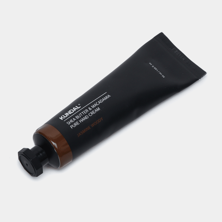 KUNDAL Shea Butter & Macadamia Pure Hand Cream Jasmine Woody – fugtgivende håndcreme med sheasmør og macadamiaolie til bløde hænder og en varm, blomstrende duft.