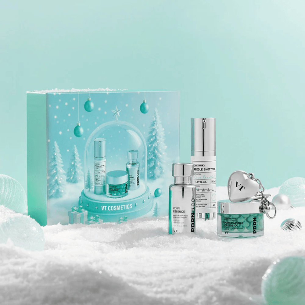 Gaveindpakning fra VT Cosmetics med PDRN-seriens produkter i juleinspireret snekugle-design – perfekt som gave.