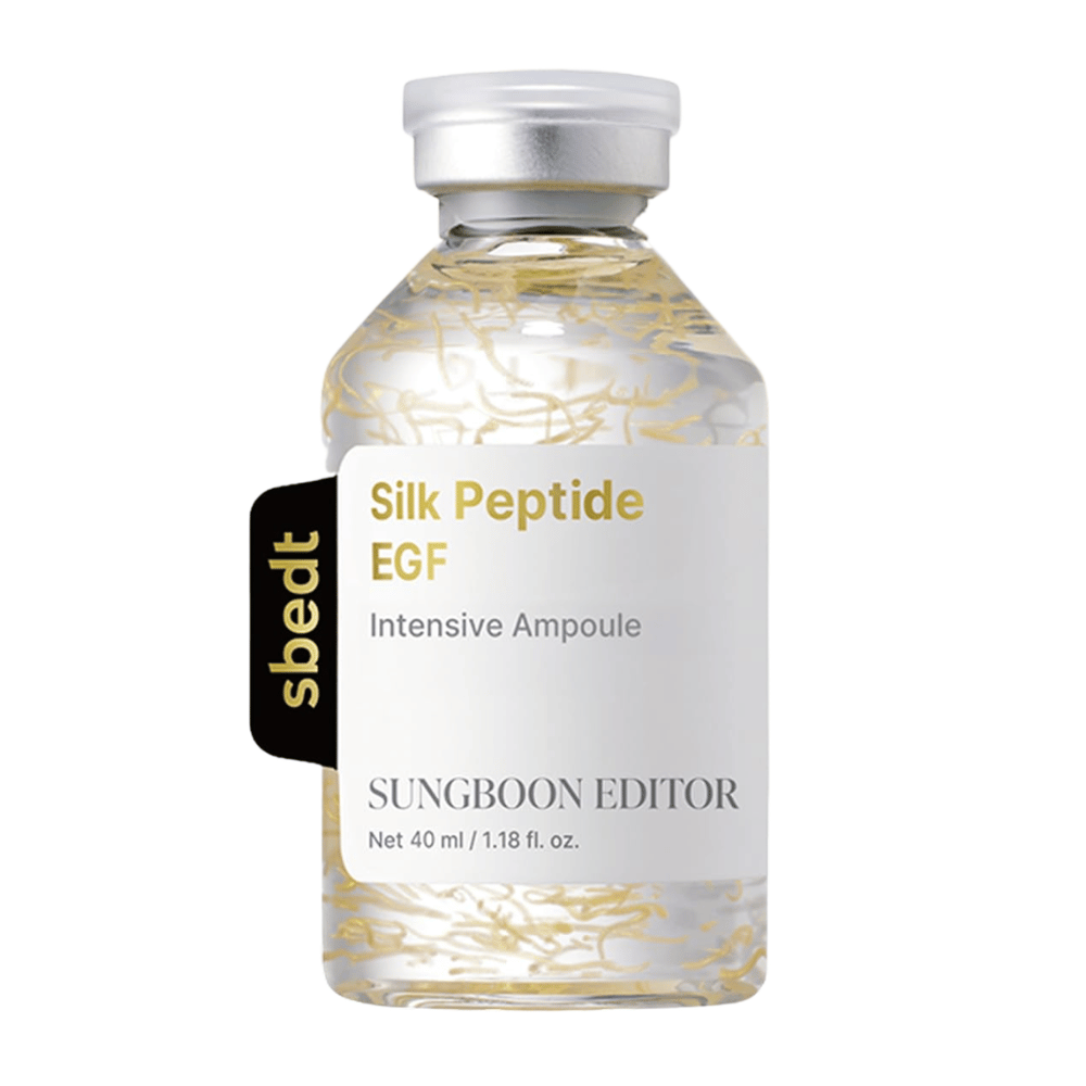 SUNGBOON EDITOR Silk Peptide EGF Intensive Ampoule er et koncentreret serum med silkeekstrakt, EGF, peptider og 24K guld, som fugter huden og bidrager til et fastere, mere ensartet og mere strålende udseende.