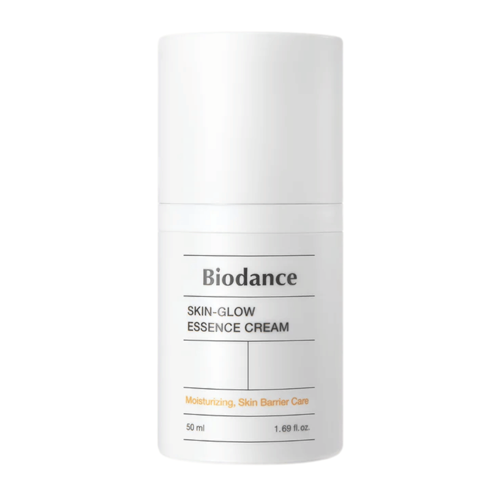 Produktbillede af Biodance Skin-Glow Essence Cream i hvid pumpeflaske med minimalistisk design. Teksten på emballagen viser, at cremen giver fugt og styrker hudbarrieren. Volumen: 50 ml.