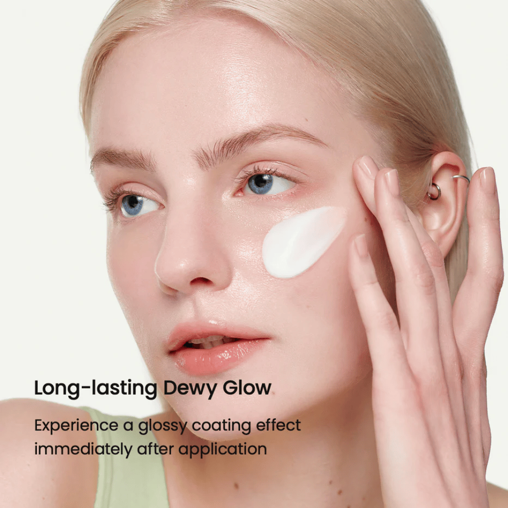 Nærbillede af en kvinde med lys hud, der påfører Biodance Skin-Glow Essence Cream på kinden, hvilket giver et øjeblikkeligt glansfuldt og fugtet udseende med langvarig glød.
