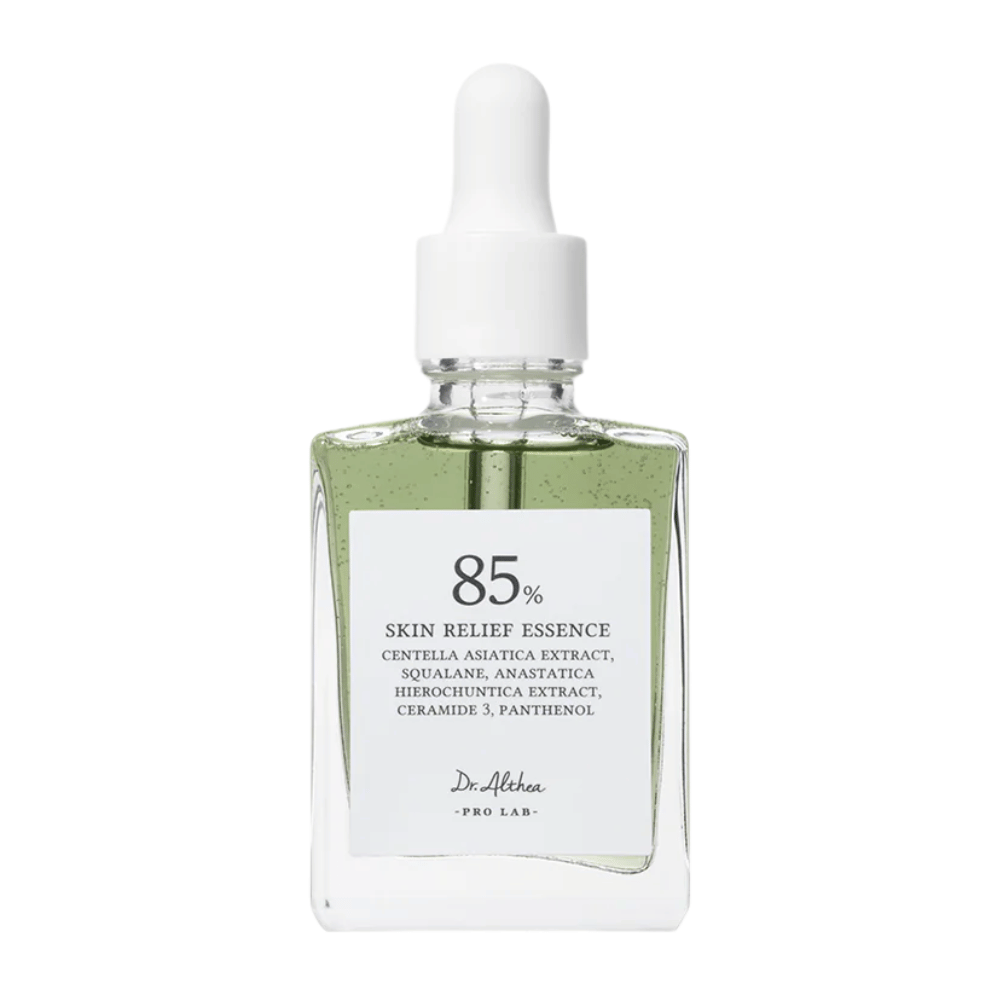 Dr. Althea 85% Skin Relief Essence i en stilren glasflaske med hvid pipette. Indeholder centella asiatica, ceramider og panthenol for at berolige og genoprette huden.