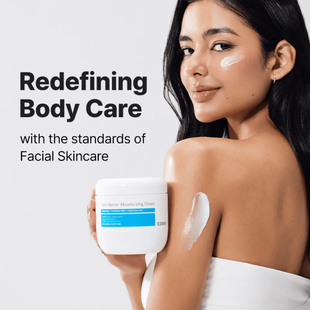 Kvinde anvender COSRX Skin Barrier Moisturizing Cream – fugtgivende kropscreme inspireret af ansigtspleje.