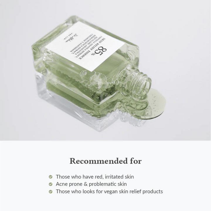 Dr. Althea Skin Relief Essence ligger ned med produkt som rinner ut. Rekommenderas för röd, irriterad hud, aknebenägen hy och dig som söker vegansk hudvård.