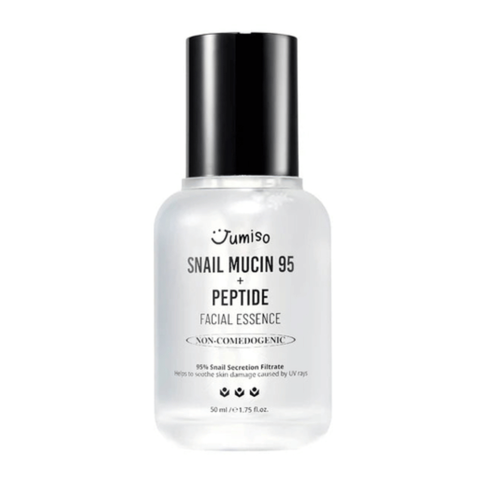 Jumiso Snail Mucin 95 + Peptide Facial Essence i en gennemsigtig flaske med sort låg. Beroligende, fugtgivende og ikke-komedogen essens med 95 % sneglesekret.