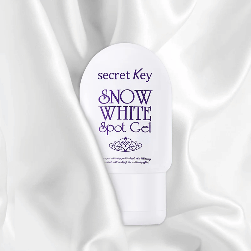 Secret Key Snow White Spot Gel placeret på hvidt silkagtigt stofbaggrund.