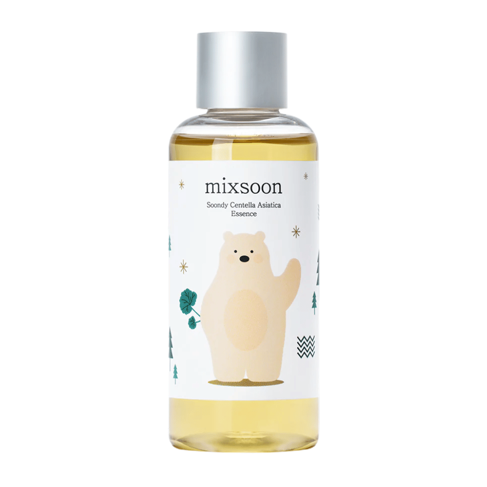 Produktbillede af Mixsoon Soondy Centella Asiatica Essence i transparent flaske med bjørneillustration, mod hvid baggrund.