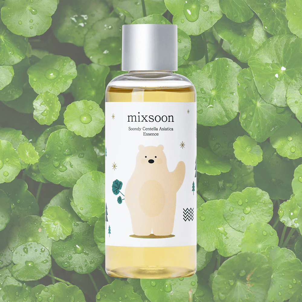 Mixsoon Soondy Centella Asiatica Essence flaske med bjørneillustration, mod baggrund af grønne centella-blade.