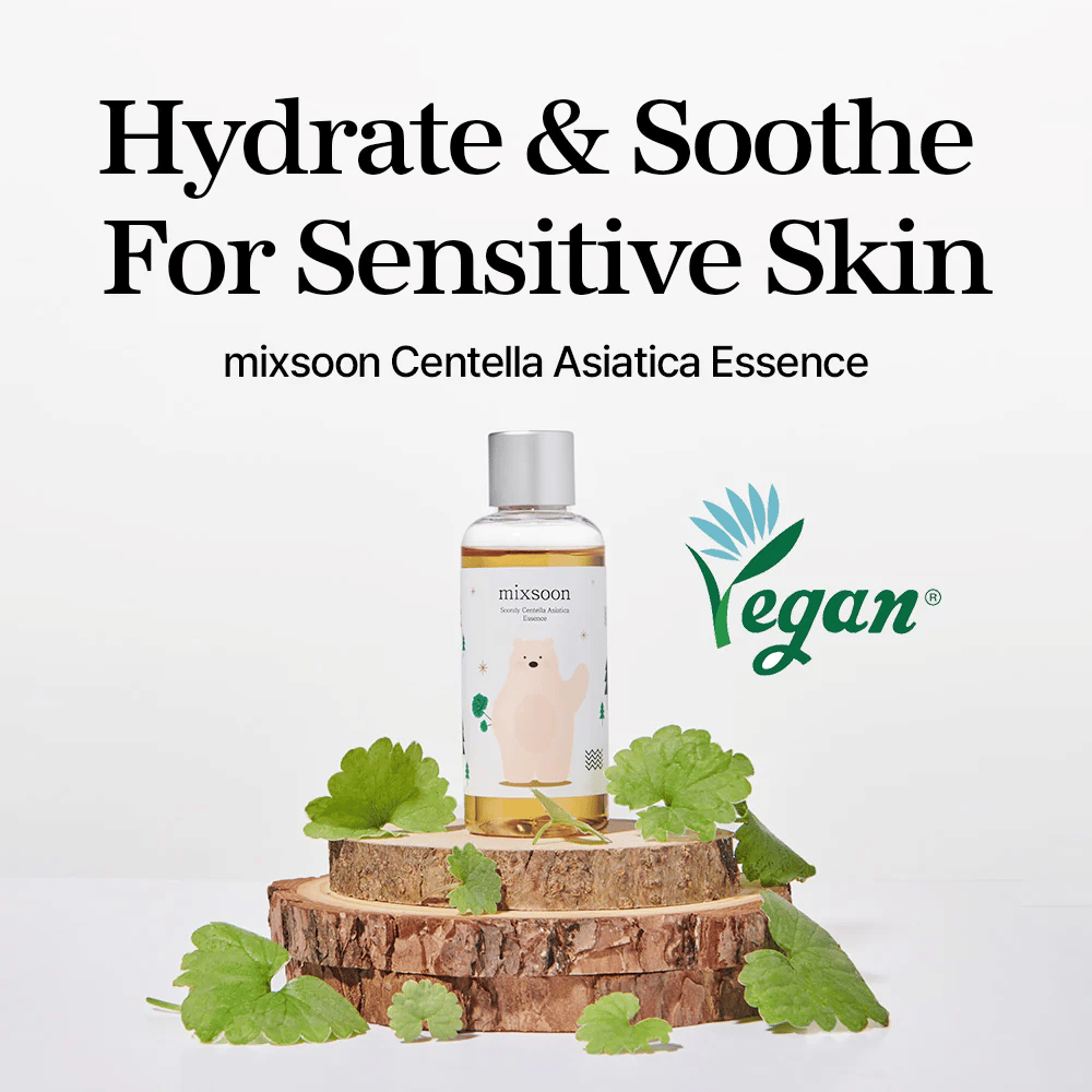 Mixsoon Centella Asiatica Essence med veganemærkning, flaske placeret på træplade med grønne blade, tekst ”Hydrate & Soothe For Sensitive Skin”.