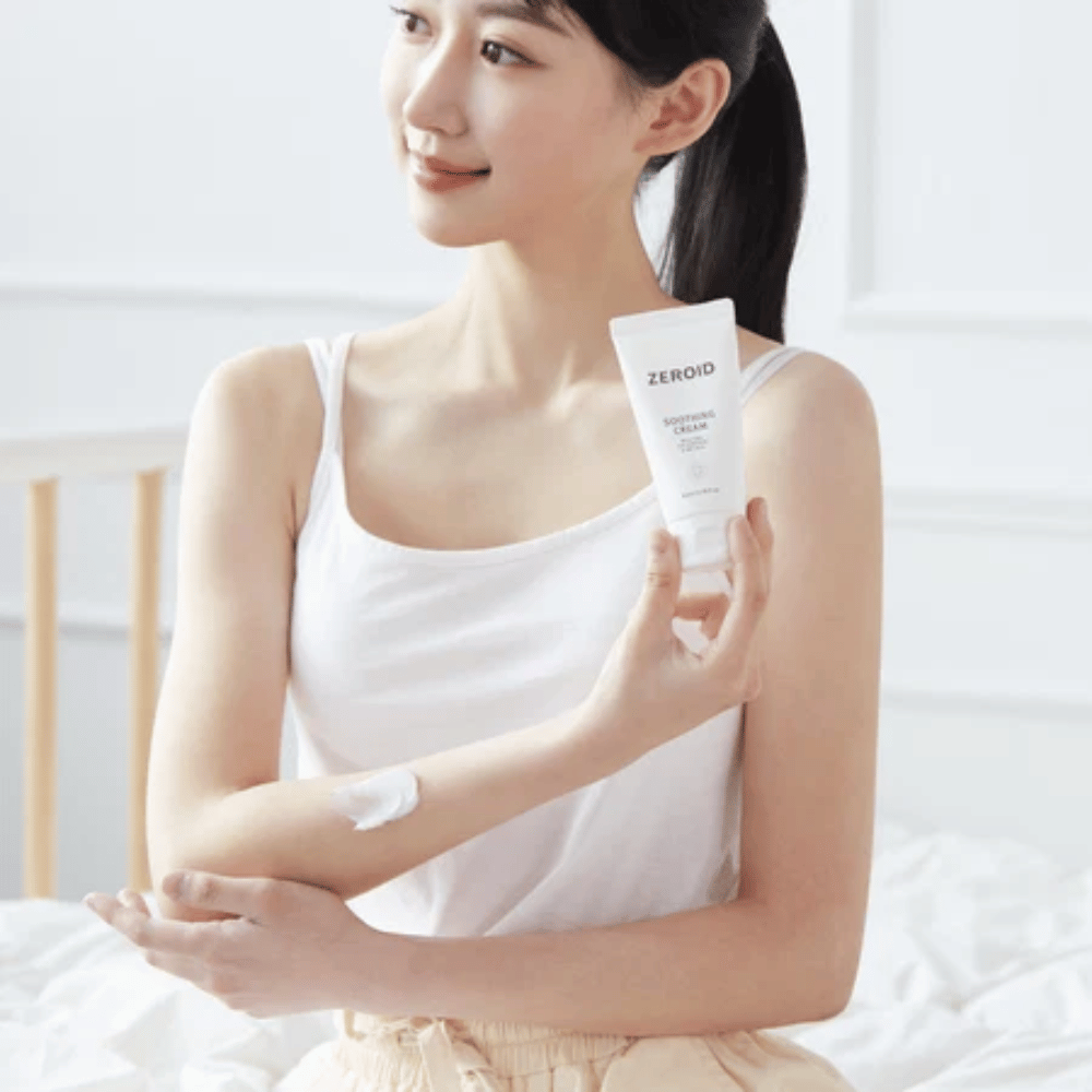 Person påfører ZEROID Soothing Cream på armen for at berolige tør og sensitiv hud