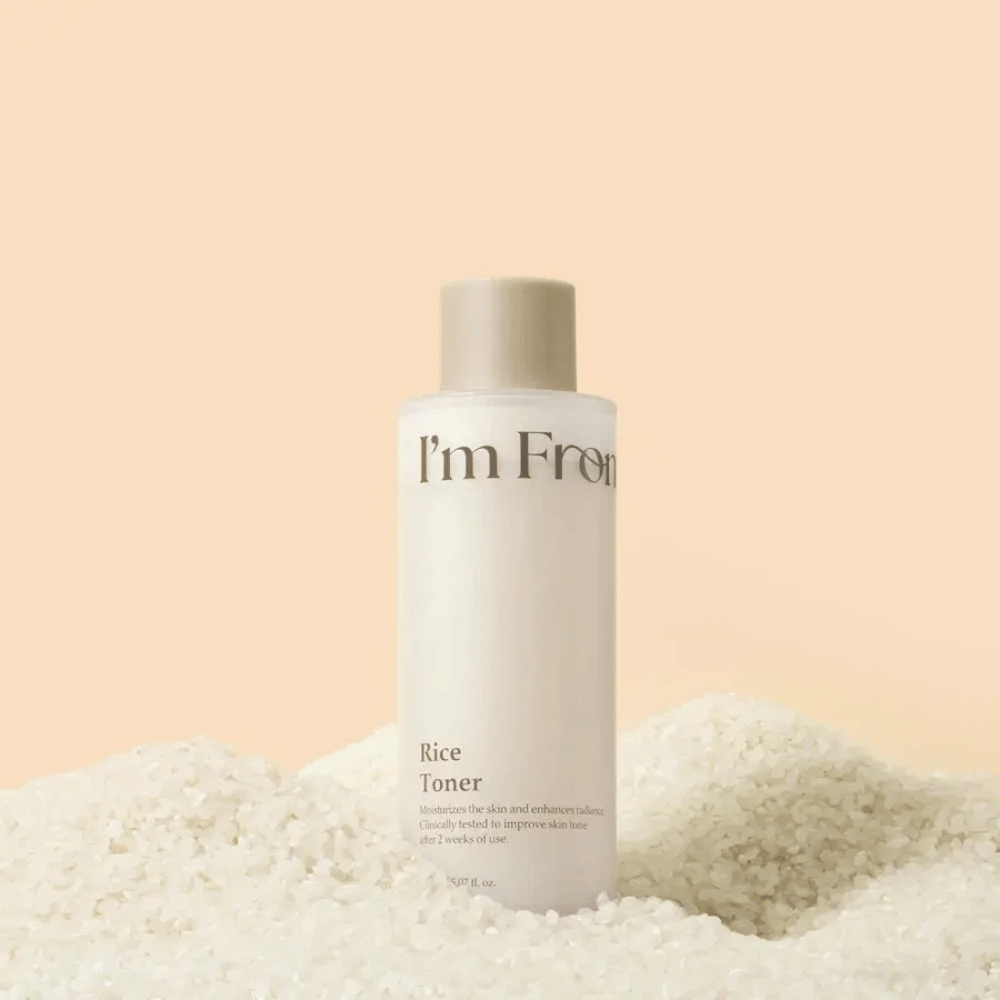 I'm From Rice Toner omgivet af ris, som fremhæver den fugtgivende og glansgivende formel
