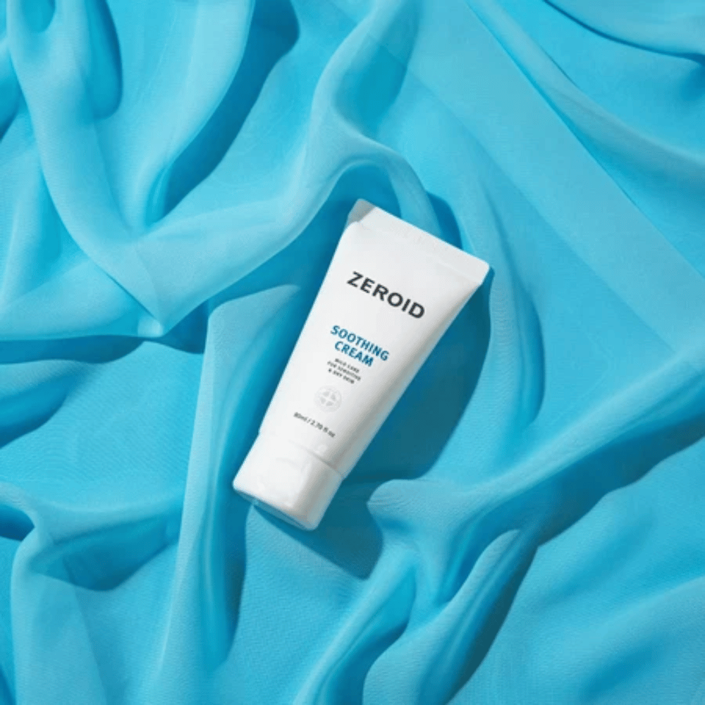 ZEROID Soothing Cream på blå baggrund, som styrker hudbarrieren og fugter sensitiv hud