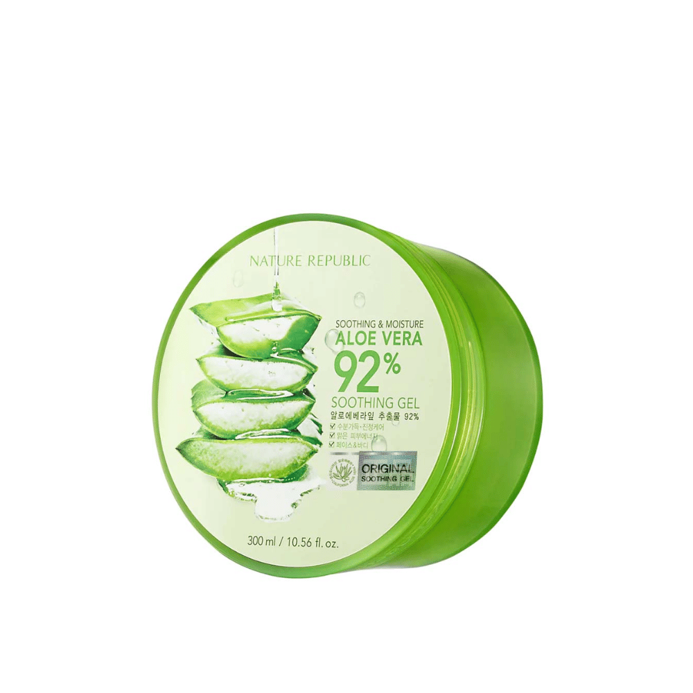 En grøn rund bøtte med Nature Republic Aloe Vera 92% Soothing Gel. Emballagen viser et billede af aloe vera-blade og tekst, der beskriver produktets beroligende og fugtgivende egenskaber. Indholdet er 300 ml (10.56 fl. oz).