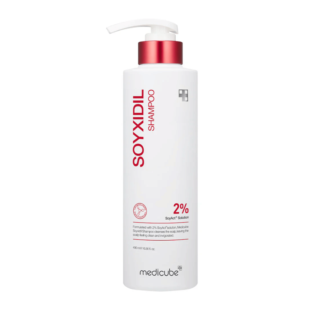 Produktbillede af Medicube Soyxidil Shampoo i hvid flaske med rød pumpe – indeholder 2% SoyAct™ Solution for stærkere hår og reduceret hårtab.