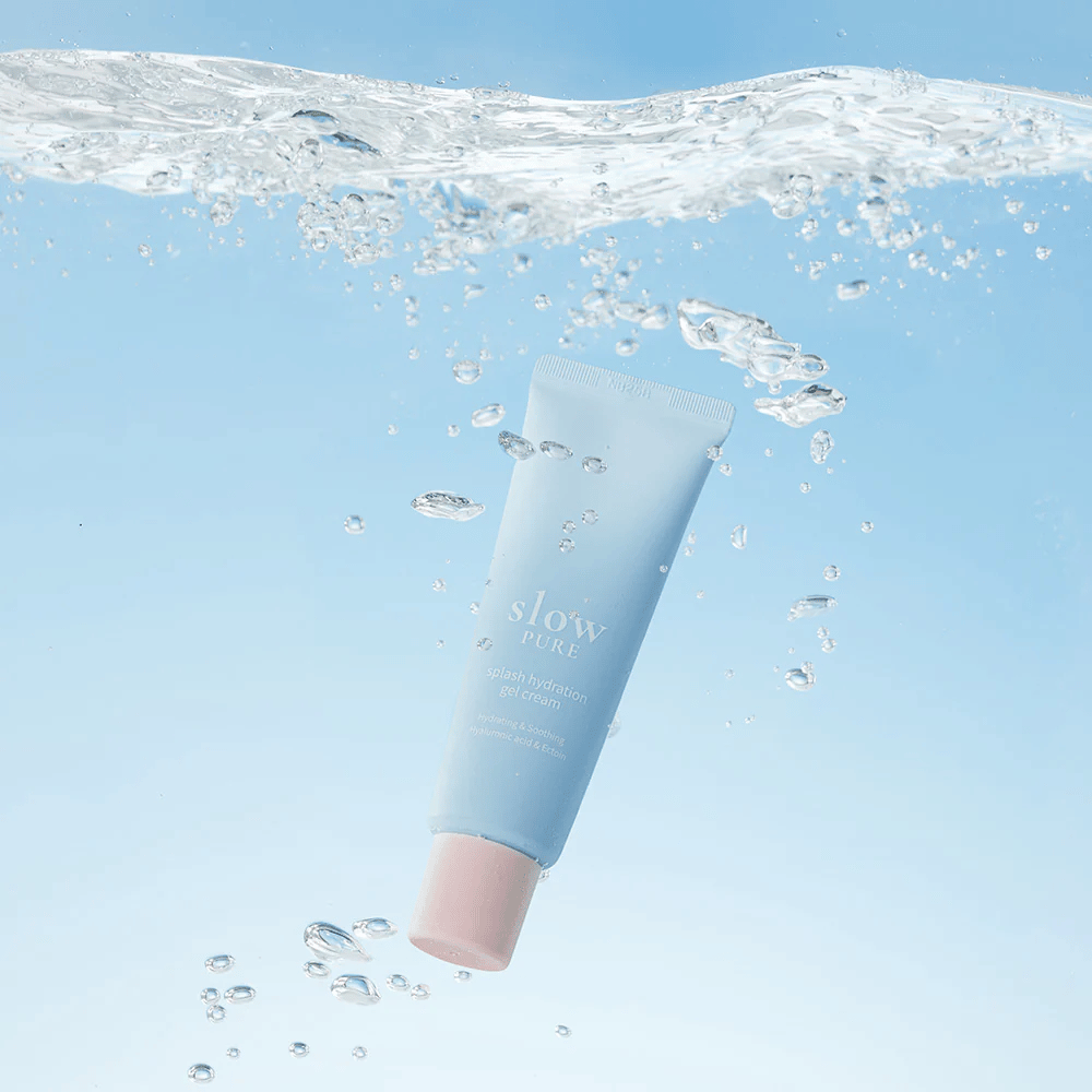Slow Pure Splash Hydration Gel Cream afbildet under vand, symboliserer intensiv fugtning.