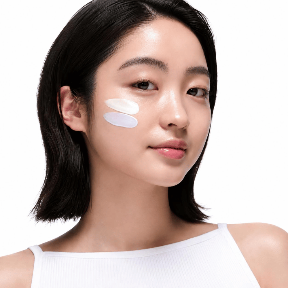 2. Beauty of Joseon Stay Fresh Color Correcting Sunscreen SPF 50 – model med grøn og lilla farvekorrigerende solcreme på kinden
