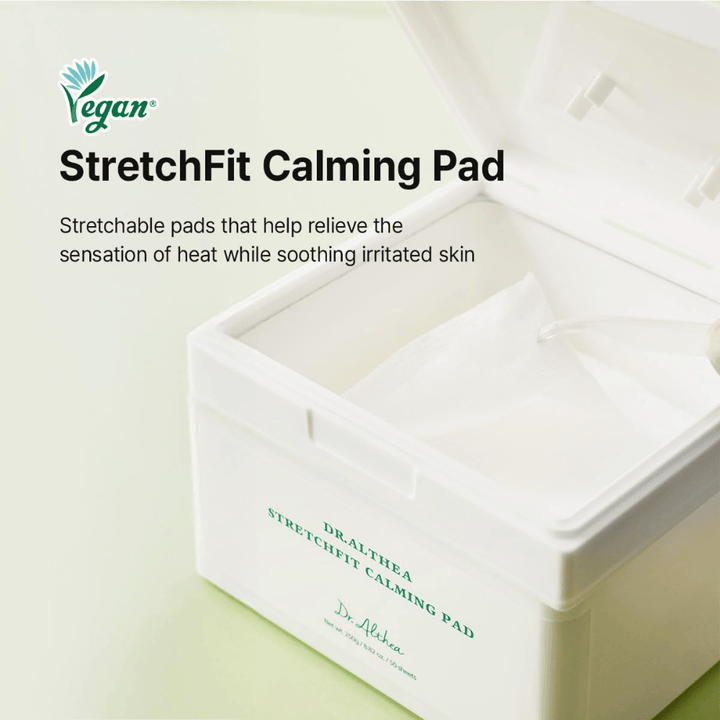 Billede – lifestyle / emballage åben (købsintention)
Dr. Althea Stretchfit Calming Pad i emballage med fugtgivende pads, der beroliger og plejer sensitiv hud.