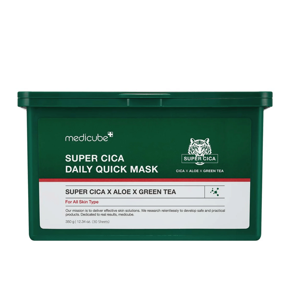 Grøn plastbeholder med etiket for medicube Super Cica Daily Quick Mask – en ansigtsmaske med Cica, aloe og grøn te for daglig fugtighed og beroligende effekt på alle hudtyper.