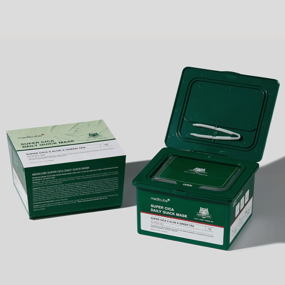 To pakker af medicube Super Cica Daily Quick Mask – en lukket karton og en åben grøn plastbeholder med pincet i låget. Maskerne indeholder Cica, aloe og grøn te for daglig pleje og beroligende effekt.