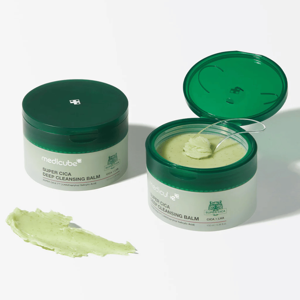 Medicube Super Cica Deep Cleansing Balm er en dybderensende balm, der er ideel til sensitiv hud. Den indeholder Super Cica og LHA, som effektivt fjerner makeup, snavs og urenheder, samtidig med at den beroliger og plejer huden.