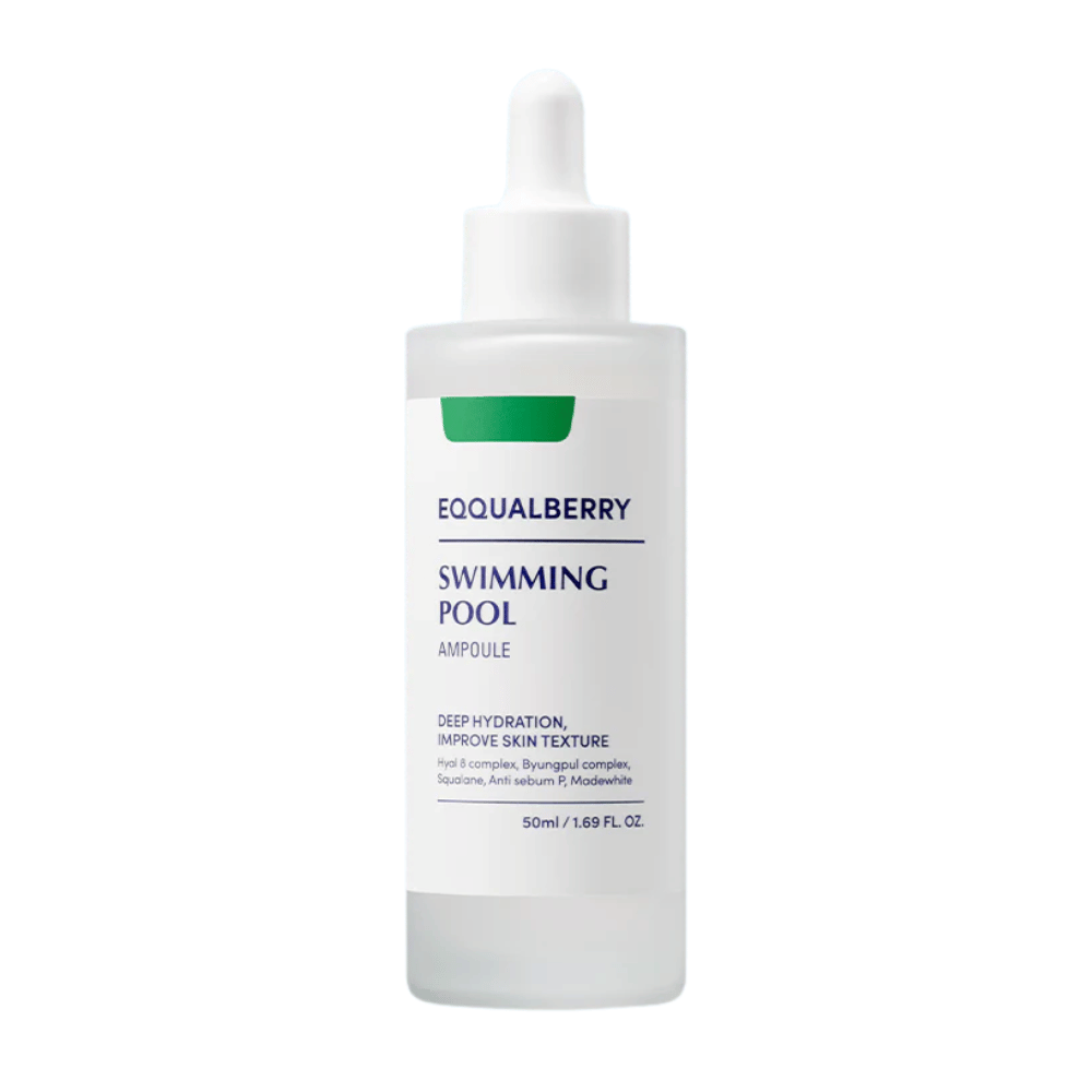 Flaske med Eqqualberry Swimming Pool Ampoule, en fugtgivende ampul, der forbedrer hudens tekstur, foran en hvid baggrund.