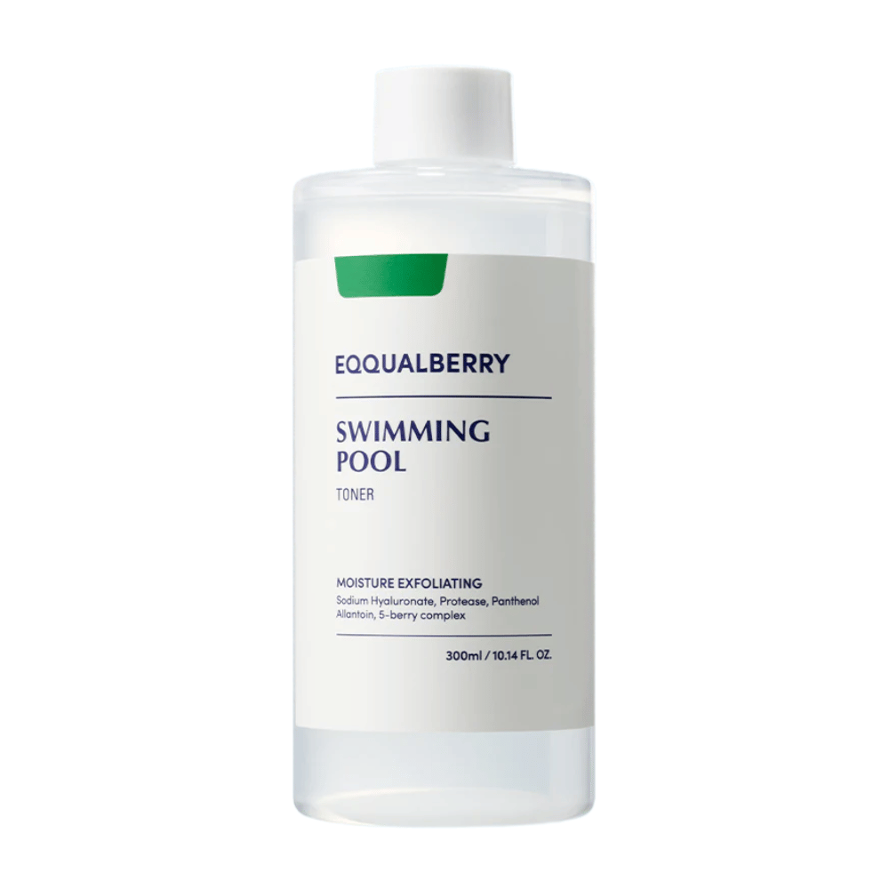 Equalberry Swimming Pool Toner i en minimalistisk gennemsigtig flaske med hvid etiket. Fugtgivende og eksfolierende formel for en frisk og balanceret hud.